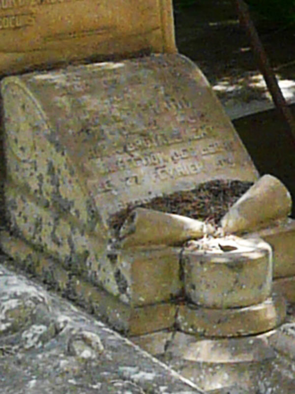 Grafsteen van PHARO Henri