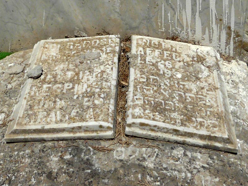 DRIGUES Esther का स्मारक