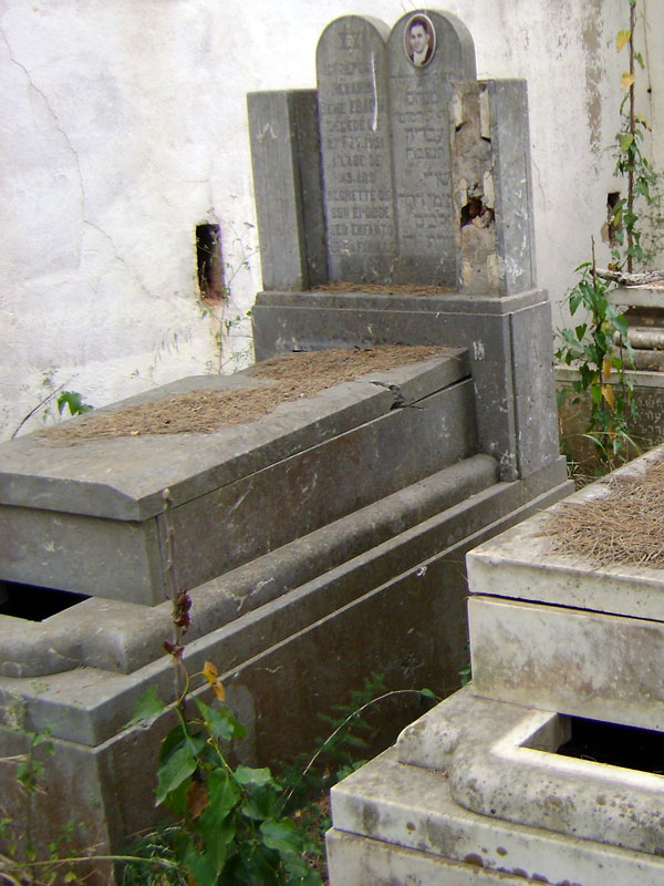 ABADIA Menahim René fejfája