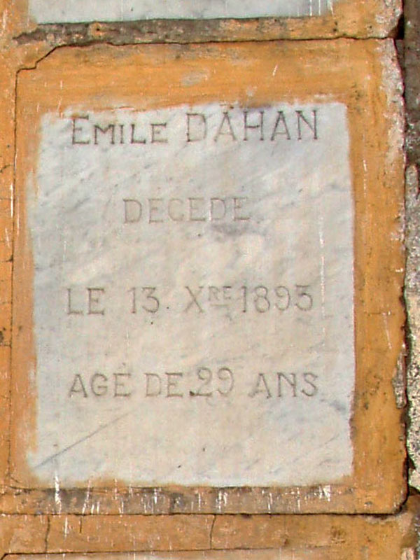 DAYAN Emile का स्मारक