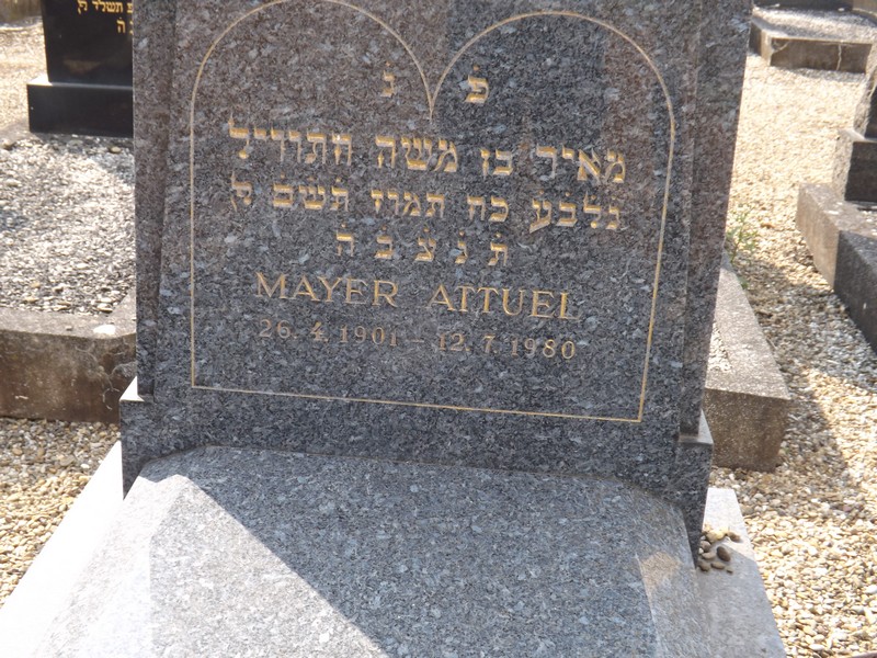 מַצֵּבה פון Attuel Mayer