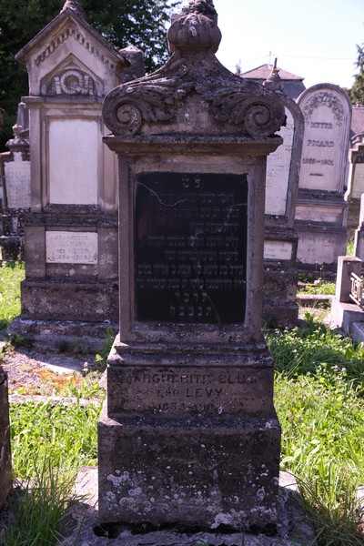 מַצֵּבה פון Blum Marguerite