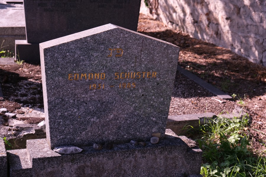 מצבת Schuster Edmond