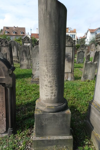 Stèle de Bloch Estelle
