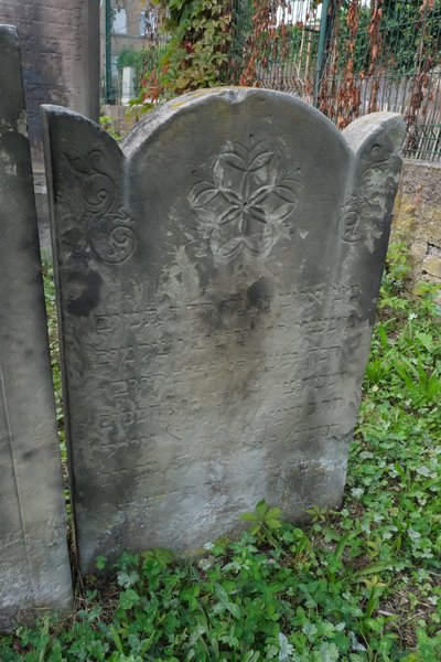 Lápide de Weil Yoets