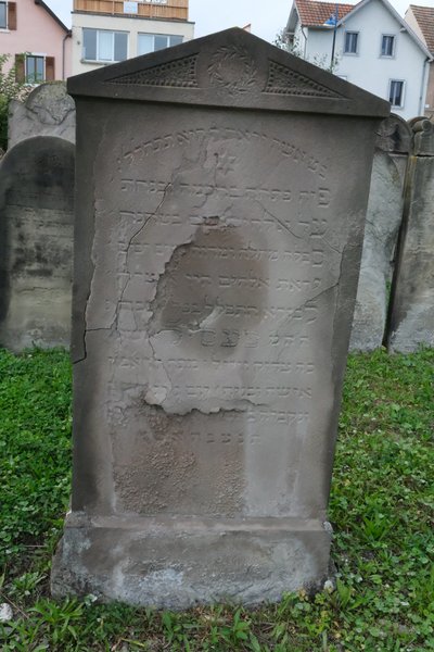 Lápide de Weil Pessle