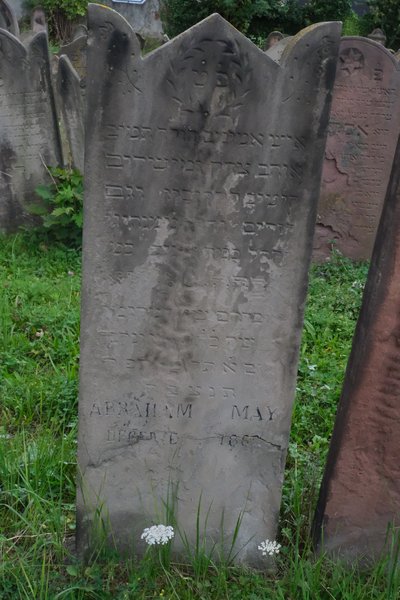 May Abraham का स्मारक
