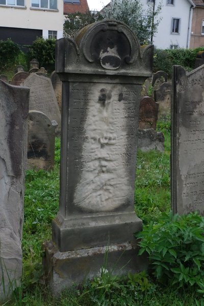 Lápide de Bauer Moché