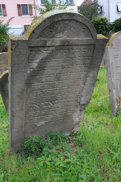 Lápide de Barach Tsevi