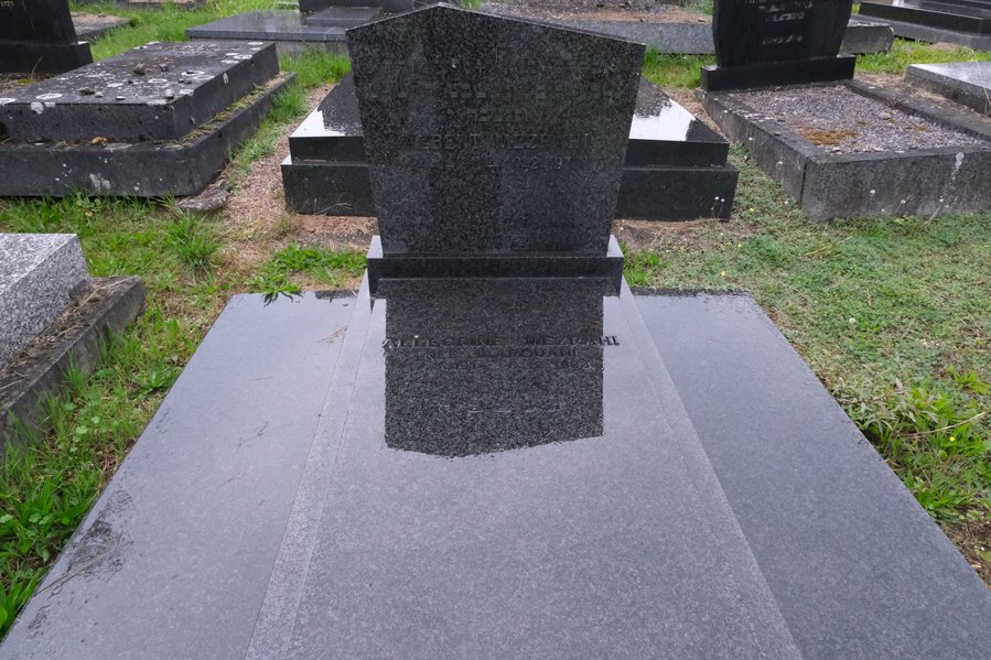 Grafsteen van Mezrahi Albert