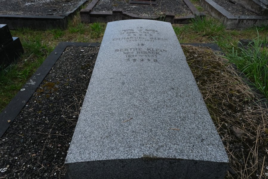 Grabstein von Klein Emmanuel