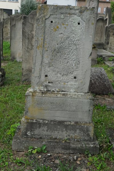 מצבת Strauss Lazare
