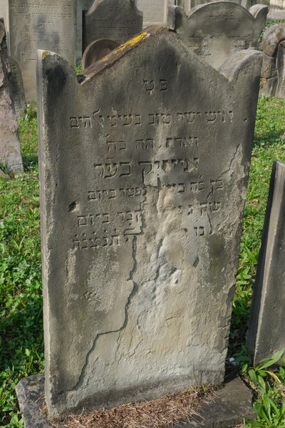 Baer Eïziq 的墓碑