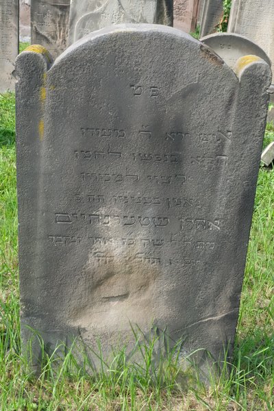 מצבת Sternheim Aarone