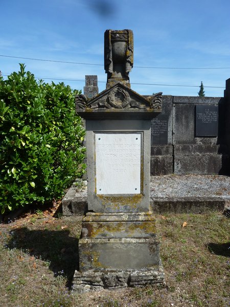 Grafsteen van Lévy Heinrich