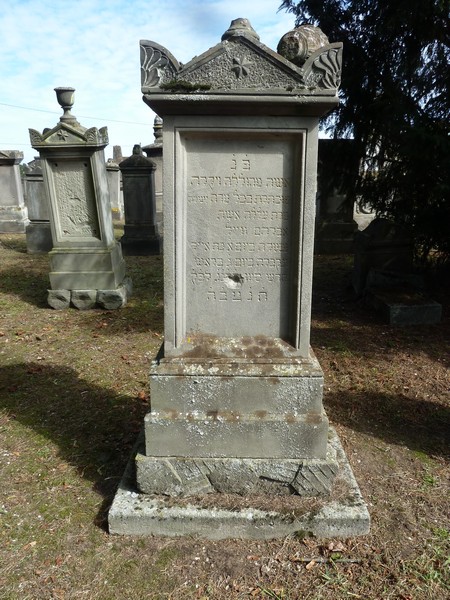 Lápide de Weil Elise