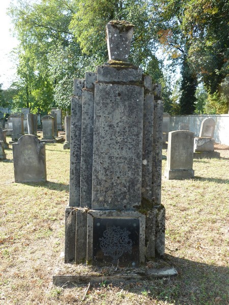 מצבת Lévy Jacques
