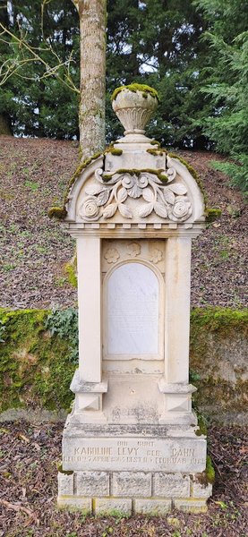 Estela de Lévy Karoline