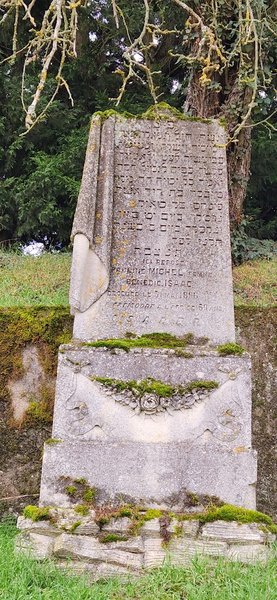 Isaac Pauline का स्मारक