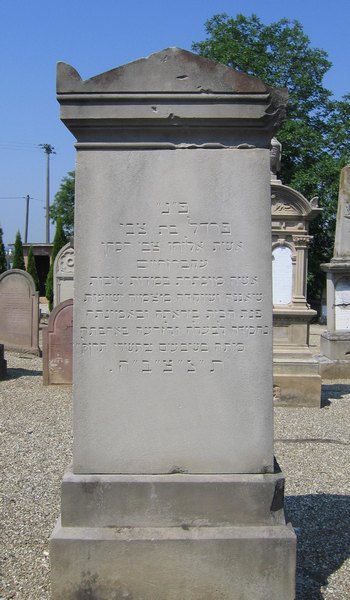 Grafsteen van Kahn Fradel