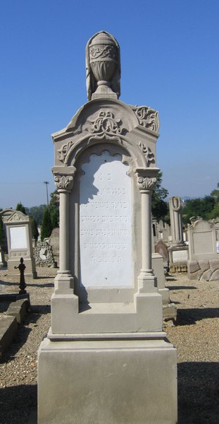 Estela de Bloch Ernestine