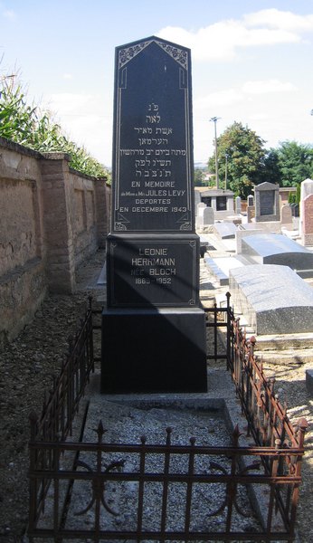 Tombstone of Herrmann Léonie