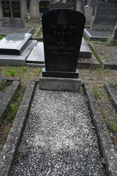 מַצֵּבה פון Hirschhorn Berl