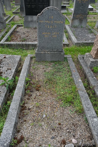 מצבת Levy Adrien