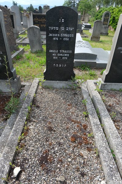 Strauss Angèle का स्मारक