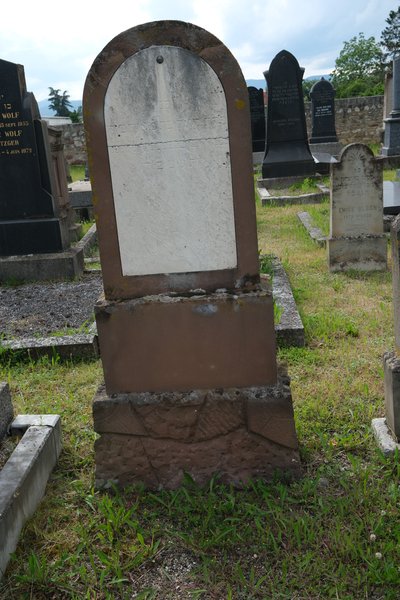 מצבת Baur Léonore