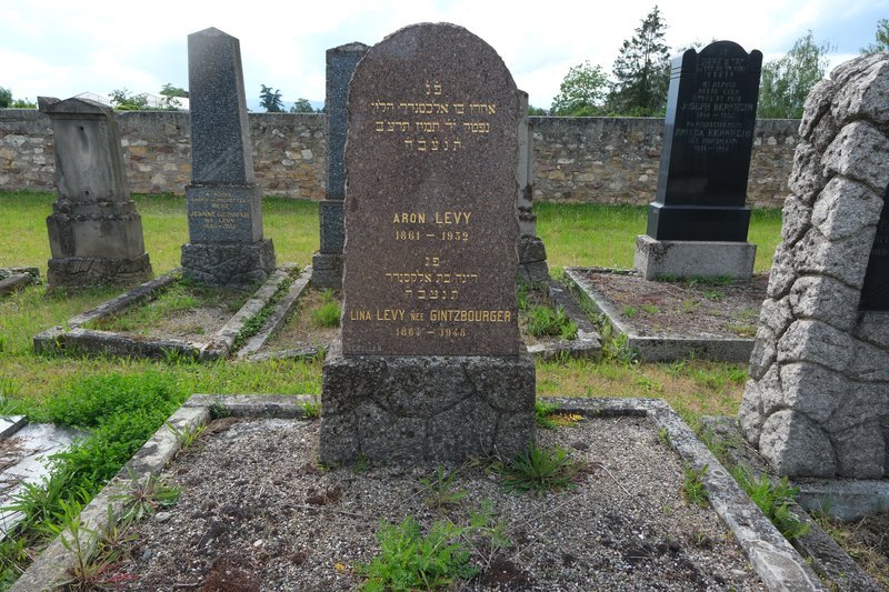 מַצֵּבה פון Levy Lina
