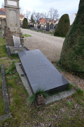 شاهدة قبر Picard César