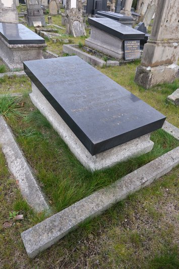 Grafsteen van Lévy Mathilde