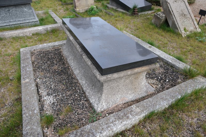 Grafsteen van Reh Babette