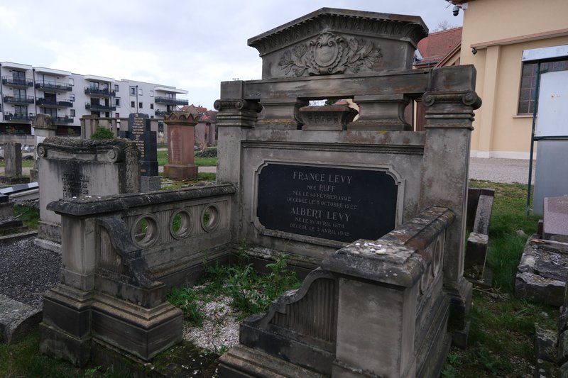 Grafsteen van Lévy France