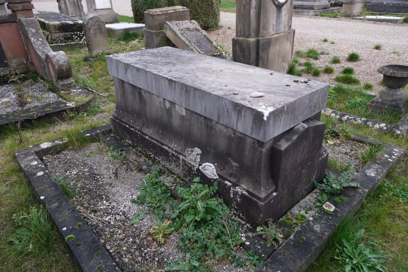 Lápide de Maier Ernestine