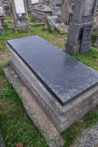 Grafsteen van Lévy Marc
