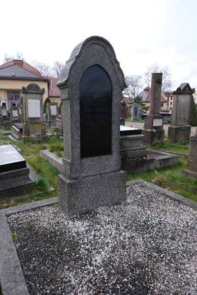 Tombstone of Reiss Emma