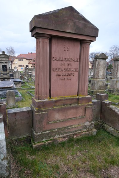 Schnurmann Emanuel का स्मारक