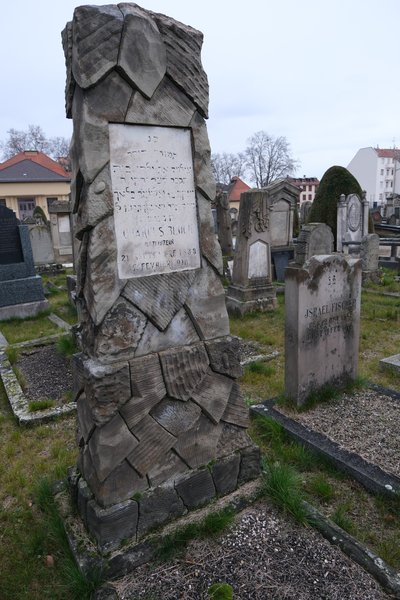 Надгробие Bloch Charles