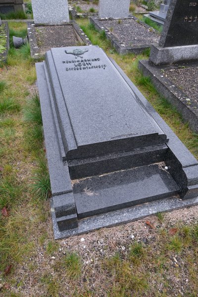מַצֵּבה פון Loew Henri Armand
