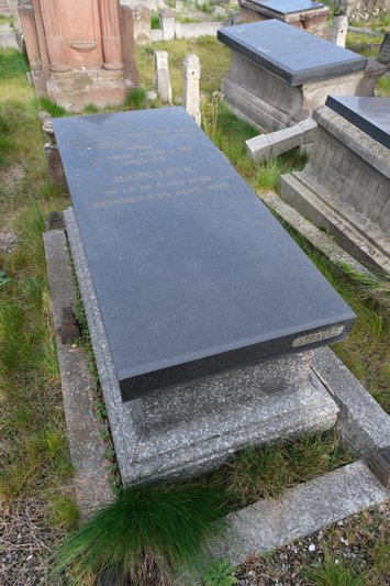 Tombstone of Lévy Marx