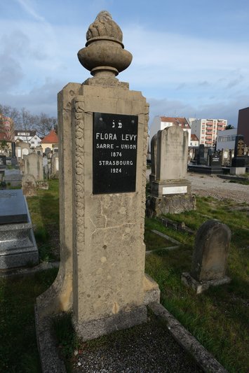 Grabstein von Lévy Flora