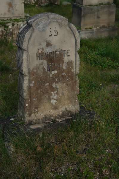 מצבת Ach Henriette