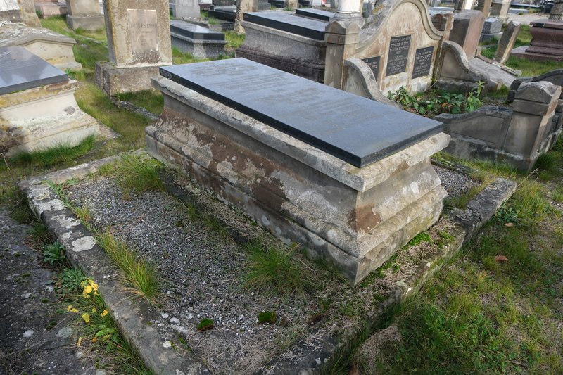 מצבת Weill Bernard