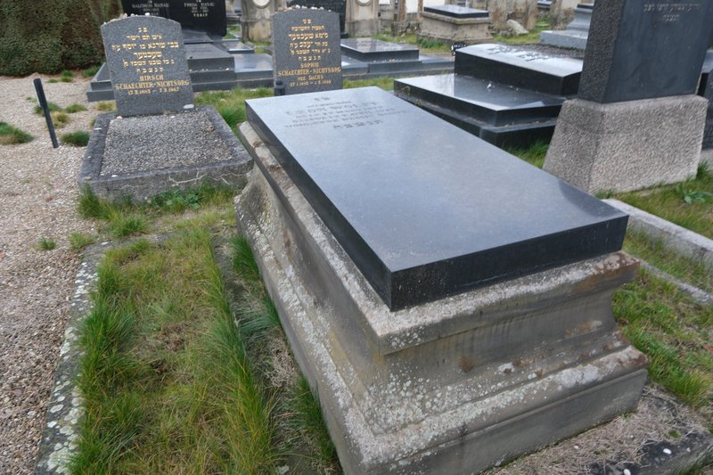 Lápide de Wolff Léon