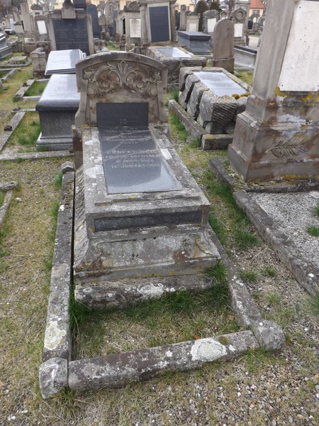 מצבת Weil Ernest