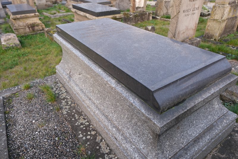 Tombstone of Lévy Léopold
