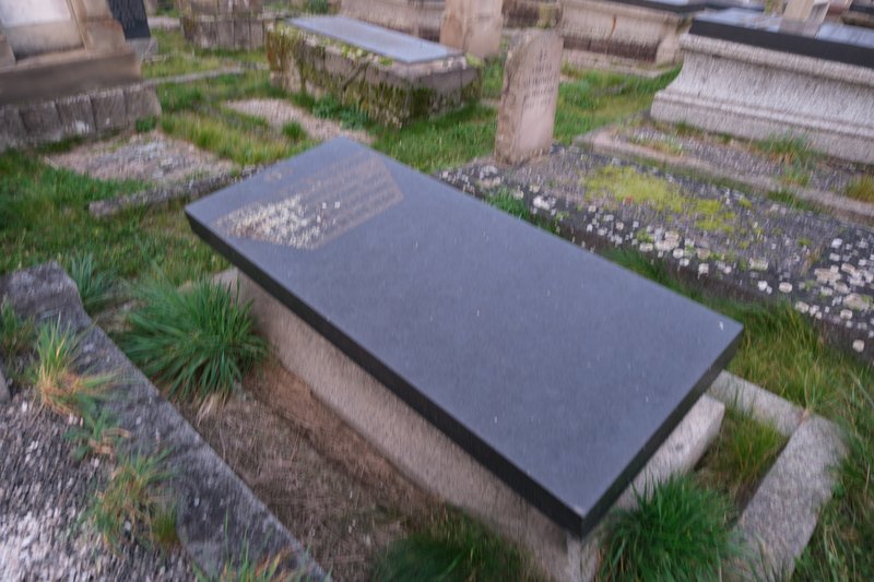 Lápide de Van EmriK Meyer Philippe