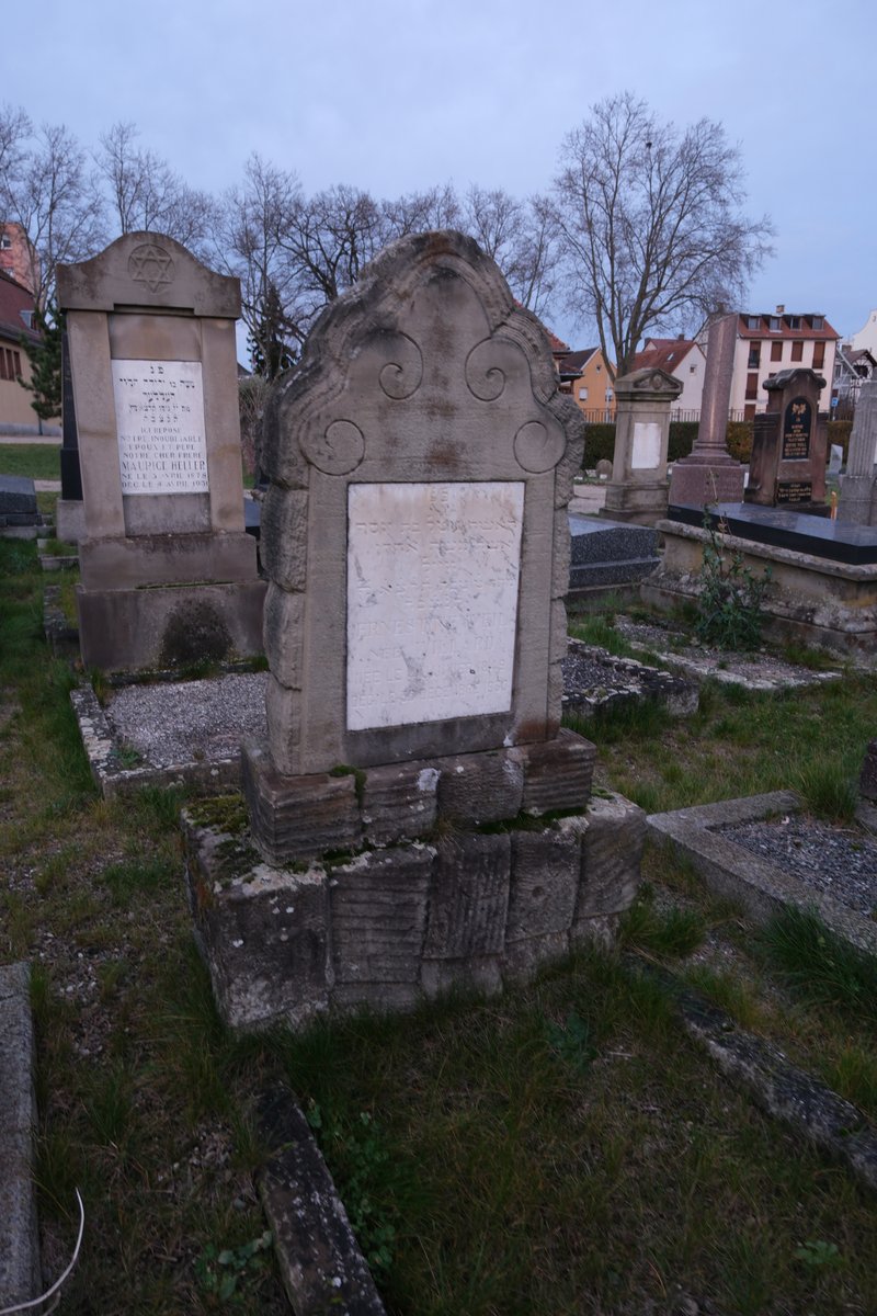 Stèle de Weil Ernestine